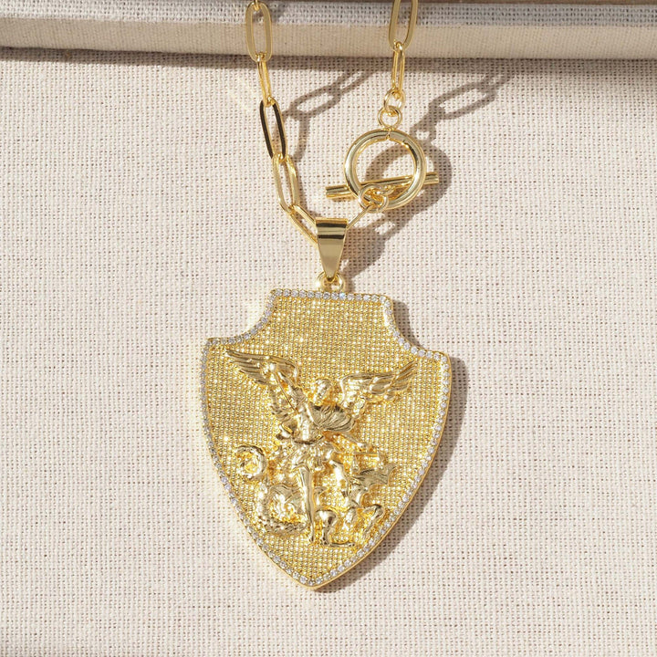 Christianartworkshop Collana con ciondolo a forma di scudo decorato: emblema di potente protezione celeste - Ciondolo a forma di scudo di San Michele in oro testurizzato - image 3