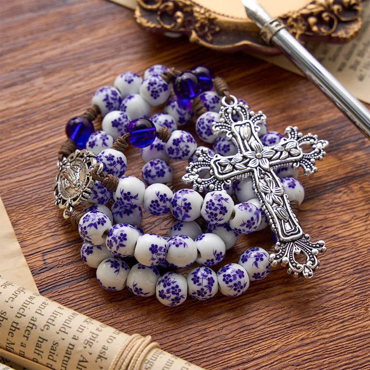 Christianartworkshop Rosario in porcellana blu e bianca con decorazioni floreali, croce in argento e medaglione della Vergine Maria. - image 4