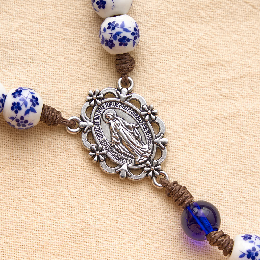 Christianartworkshop Rosario in porcellana blu e bianca con decorazioni floreali, croce in argento e medaglione della Vergine Maria. - image 6