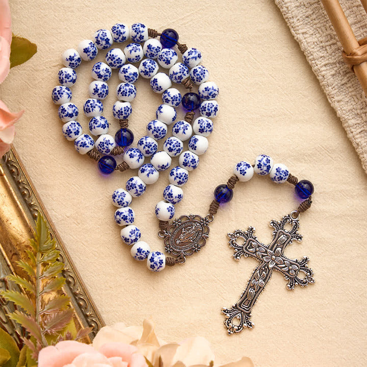 Christianartworkshop Rosario in porcellana blu e bianca con decorazioni floreali, croce in argento e medaglione della Vergine Maria. - image 2