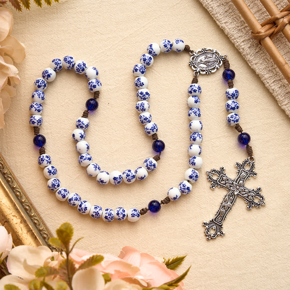 Christianartworkshop Rosario in porcellana blu e bianca con decorazioni floreali, croce in argento e medaglione della Vergine Maria. - image 3