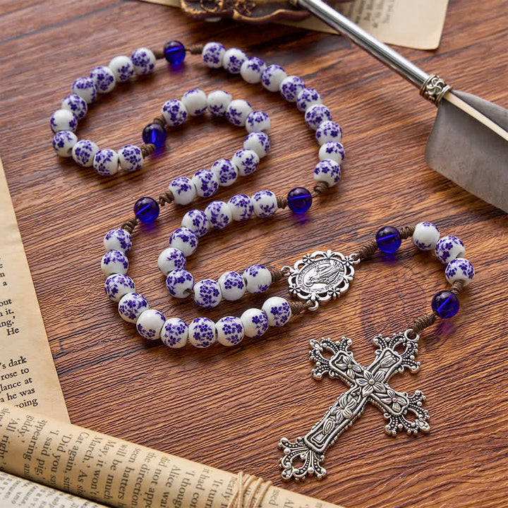 Christianartworkshop Rosario in porcellana blu e bianca con decorazioni floreali, croce in argento e medaglione della Vergine Maria. - Rosario in porcellana blu e bianca - image 0