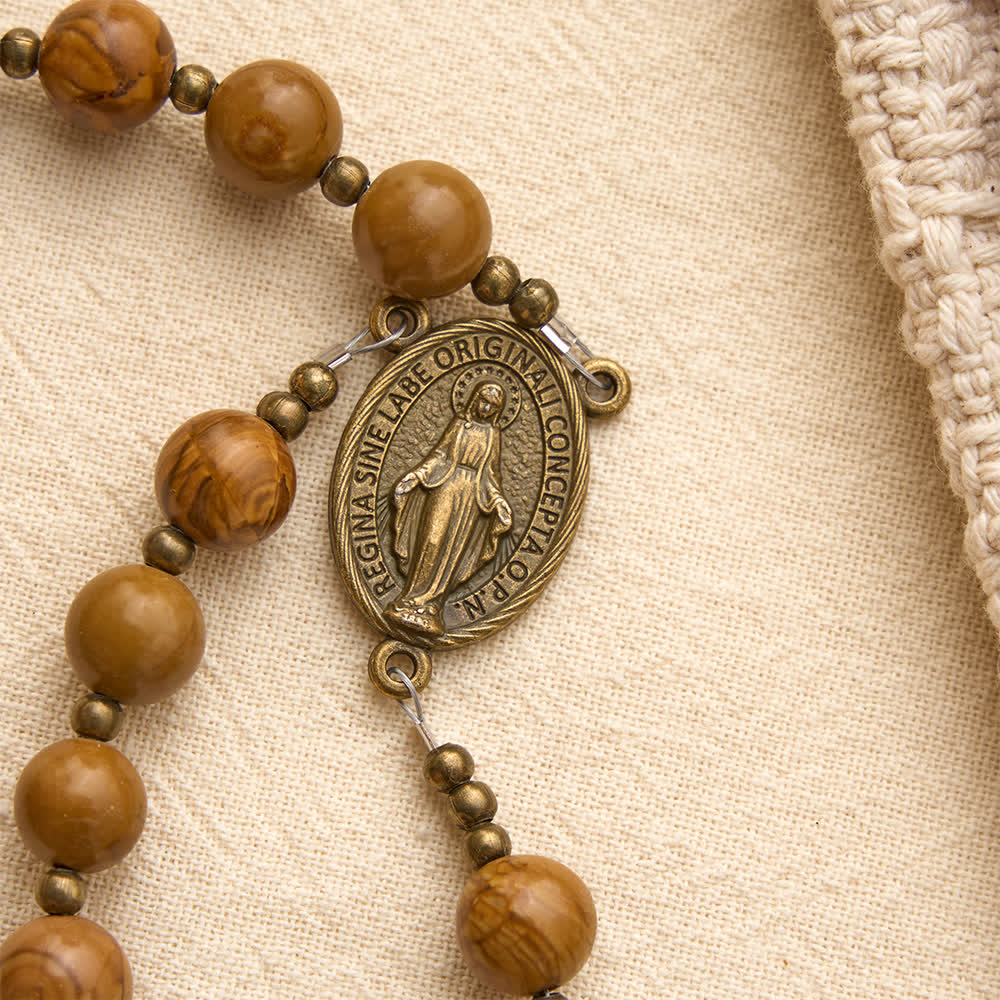 Christianartworkshop Rosario in pietra con motivo in legno lucidato e medaglione della Madonna: emblema di radicata consolazione celeste. - image 6