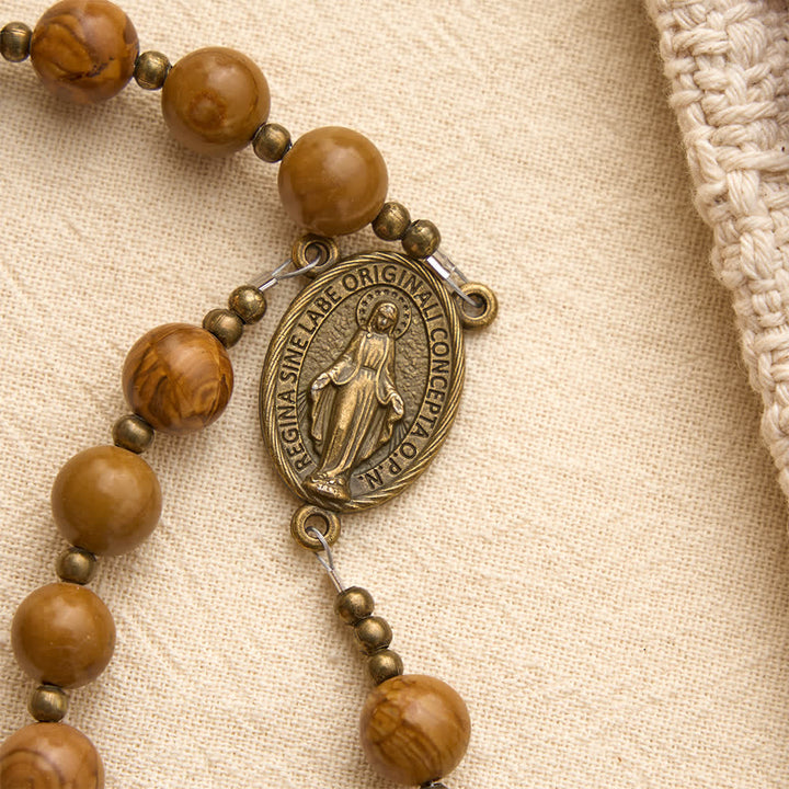 Christianartworkshop Rosario in pietra con motivo in legno lucidato e medaglione della Madonna: emblema di radicata consolazione celeste. - image 6