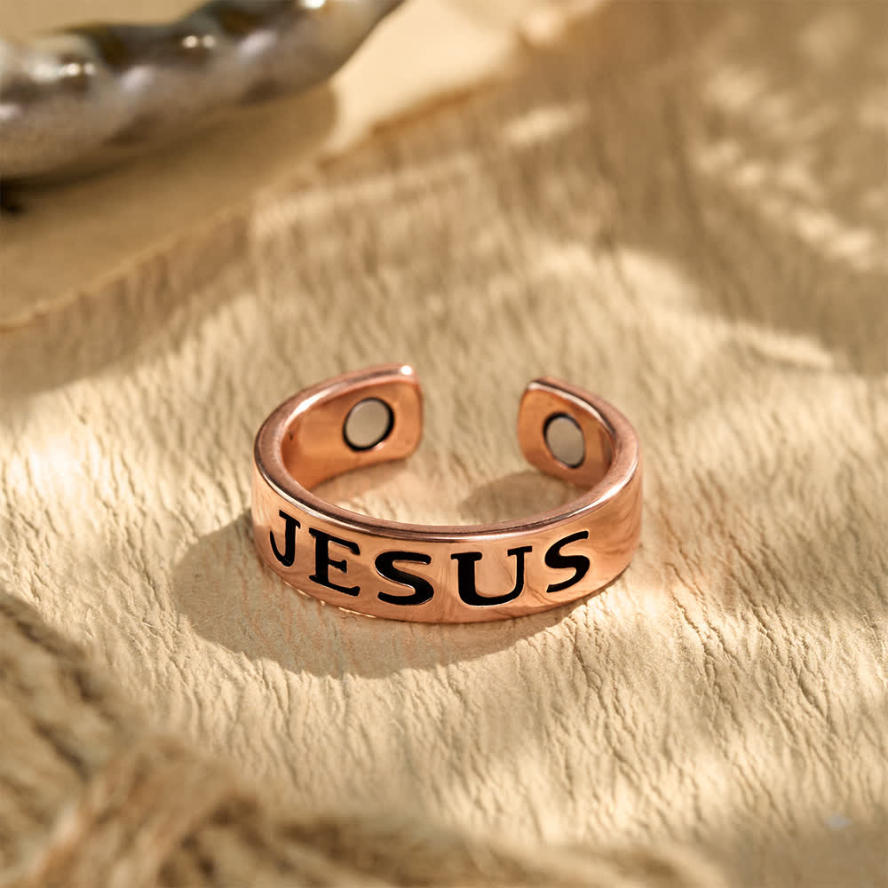 Christianartworkshop Anello classico con scritta incisa su Gesù: Portatore di calma e pace spirituale senza tempo. - Gesù (Adatto alle taglie americane 6-9) - image 0