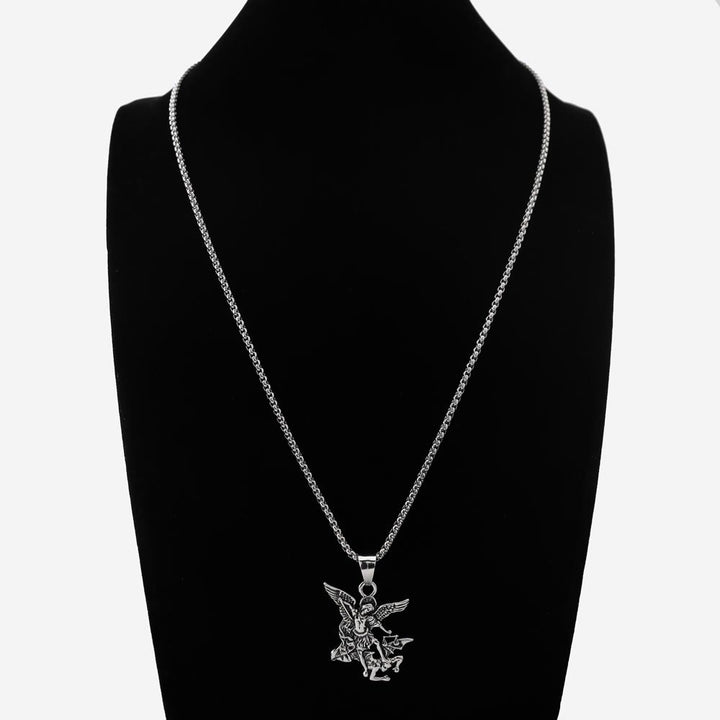 Christianartworkshop Collana con ciondolo di San Michele finemente scolpito e bilancia della giustizia: emblema della potente protezione celeste. - image 1