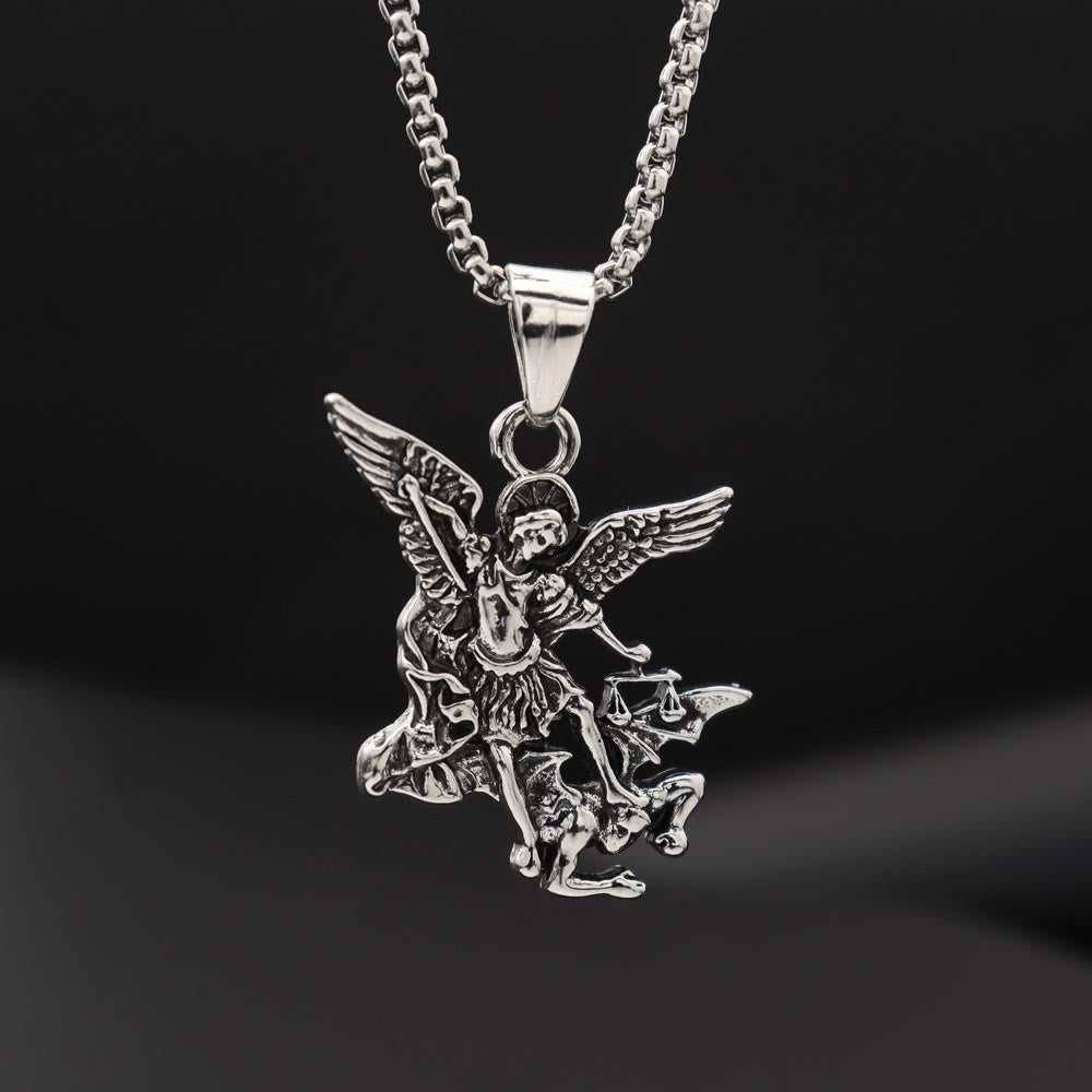 Christianartworkshop Collana con ciondolo di San Michele finemente scolpito e bilancia della giustizia: emblema della potente protezione celeste. - image 2