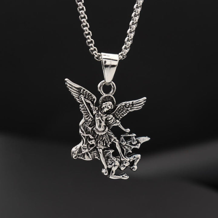 Christianartworkshop Collana con ciondolo di San Michele finemente scolpito e bilancia della giustizia: emblema della potente protezione celeste. - image 2