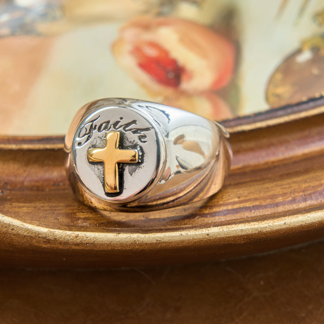 Christianartworkshop Anello con sigillo a motivo in rilievo con croce e ciondoli dello Spirito Santo: emblema di serena ispirazione divina. - Attraverso - US 12 - image 1