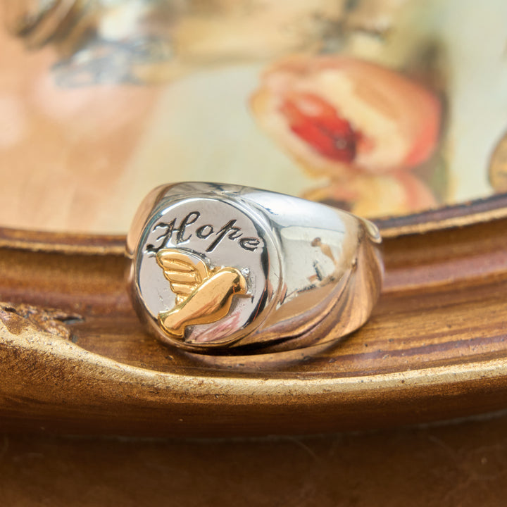 Christianartworkshop Anello con sigillo a motivo in rilievo con croce e ciondoli dello Spirito Santo: emblema di serena ispirazione divina. - Spirito Santo - US 12 - image 3