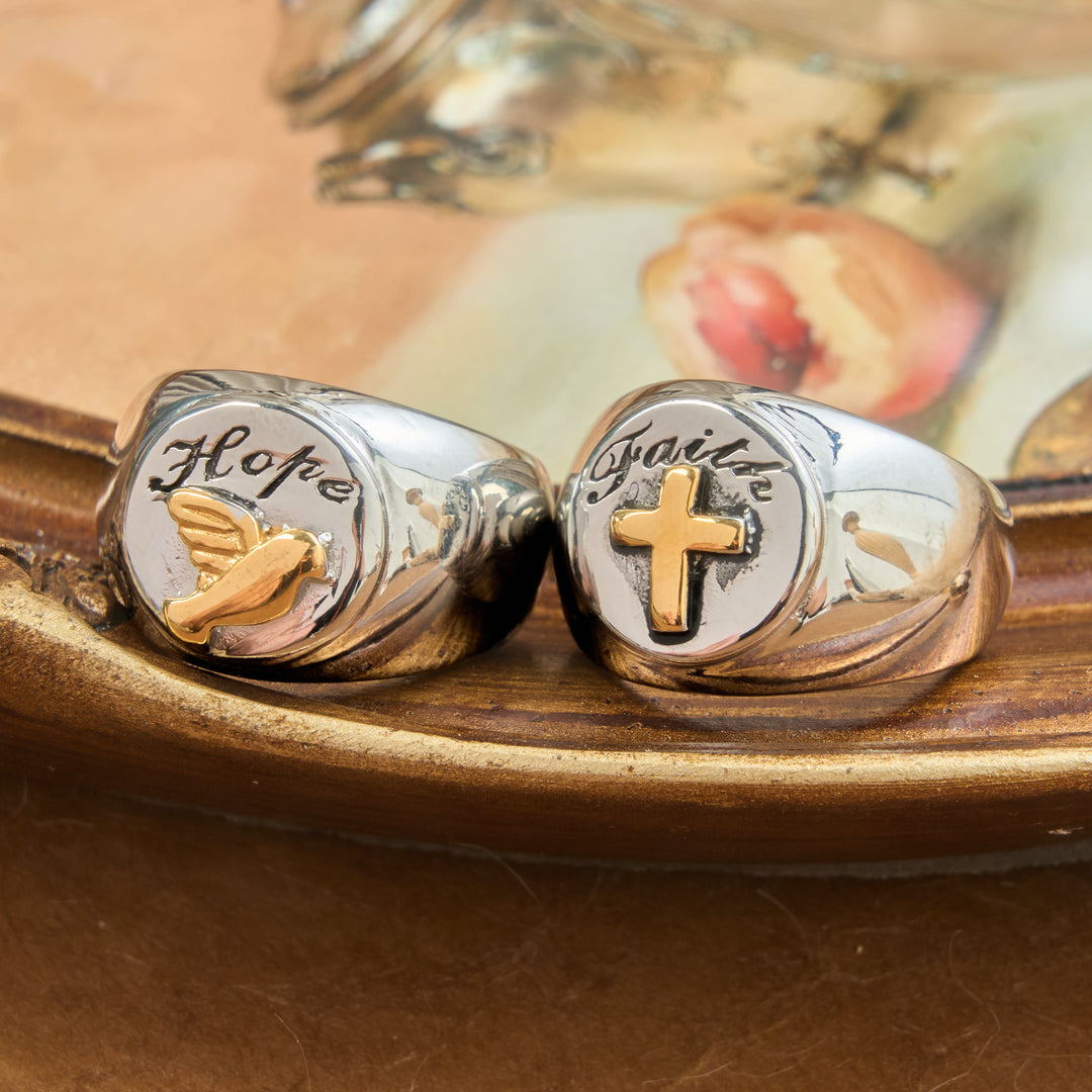 Christianartworkshop Anello con sigillo a motivo in rilievo con croce e ciondoli dello Spirito Santo: emblema di serena ispirazione divina. - image 0