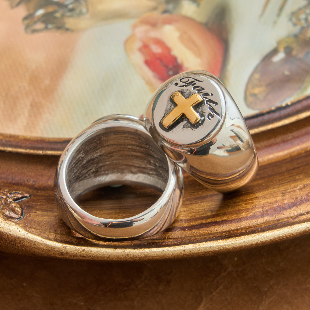 Christianartworkshop Anello con sigillo a motivo in rilievo con croce e ciondoli dello Spirito Santo: emblema di serena ispirazione divina. - image 2