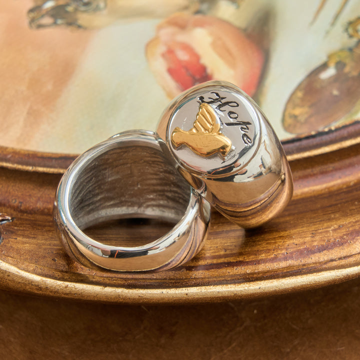 Christianartworkshop Anello con sigillo a motivo in rilievo con croce e ciondoli dello Spirito Santo: emblema di serena ispirazione divina. - image 4