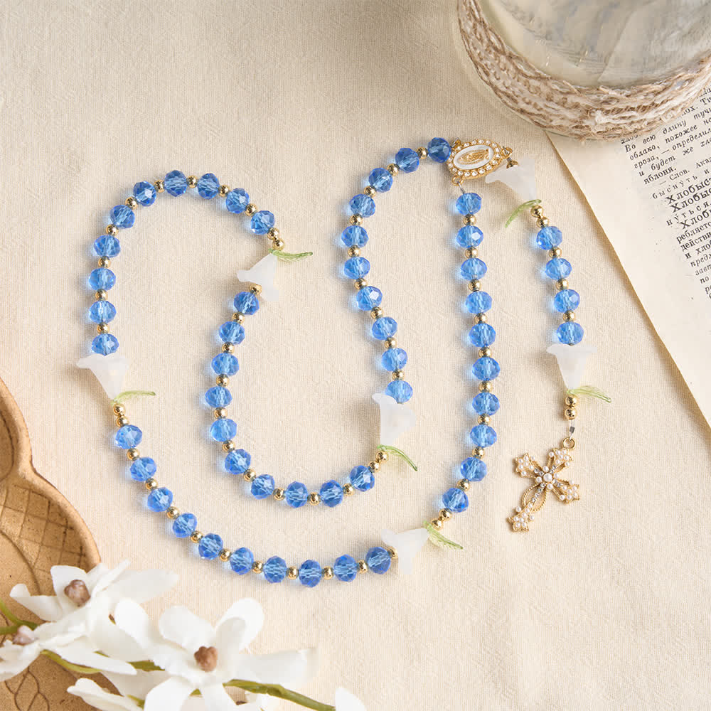 Christianartworkshop Rosario a forma di giglio in vetro blu traslucido con croce ornata di perle: emblema di pura serenità celeste. - image 3