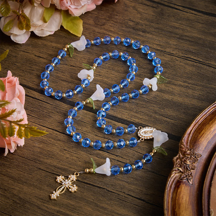 Christianartworkshop Rosario a forma di giglio in vetro blu traslucido con croce ornata di perle: emblema di pura serenità celeste. - Rosario con giglio in vetro blu - image 0