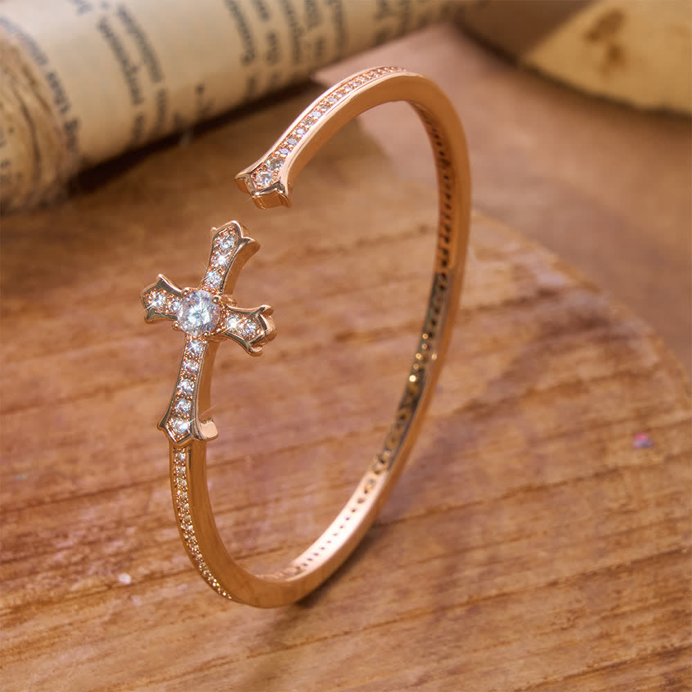 Christianartworkshop Bracciale rigido sottile con croce in pietra incastonata: emblema di delicata serenità divina. - Champagne - image 1