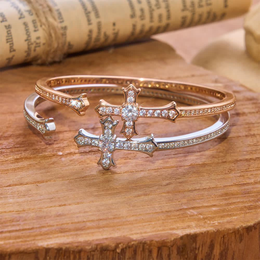 Christianartworkshop Bracciale rigido sottile con croce in pietra incastonata: emblema di delicata serenità divina. - image 0