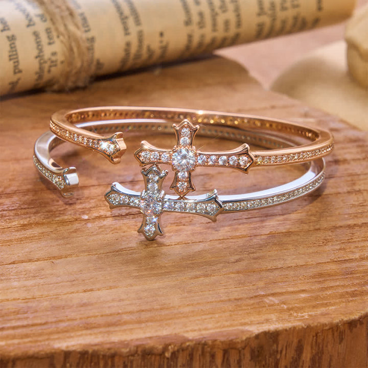 Christianartworkshop Bracciale rigido sottile con croce in pietra incastonata: emblema di delicata serenità divina. - image 0