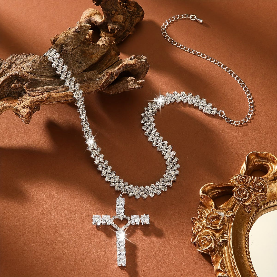Christianartworkshop Collana girocollo con croce a forma di cuore sfaccettata e scintillante: simbolo di puro affetto celeste. - image 2
