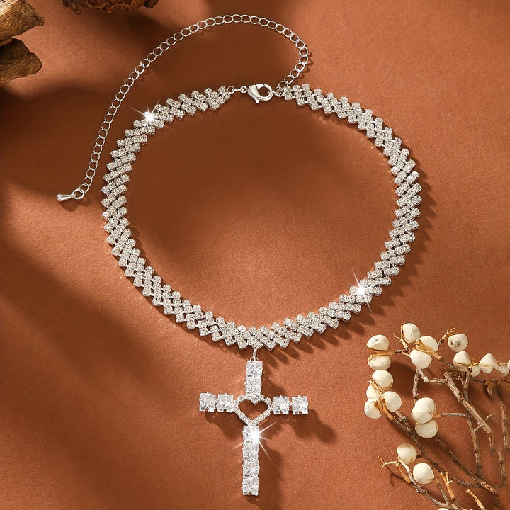 Christianartworkshop Collana girocollo con croce a forma di cuore sfaccettata e scintillante: simbolo di puro affetto celeste. - image 1