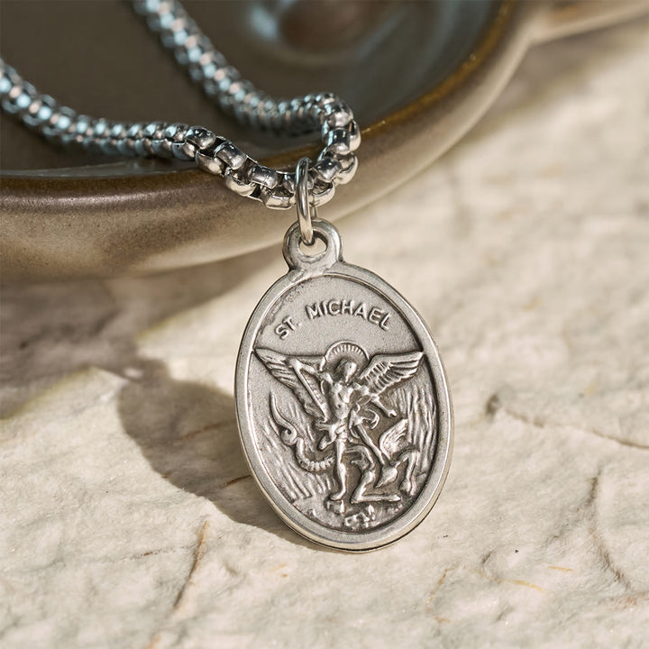 Christianartworkshop Collana con medaglia ovale a doppia faccia con immagine sacra: portatrice di dolce e sacra serenità - image 1