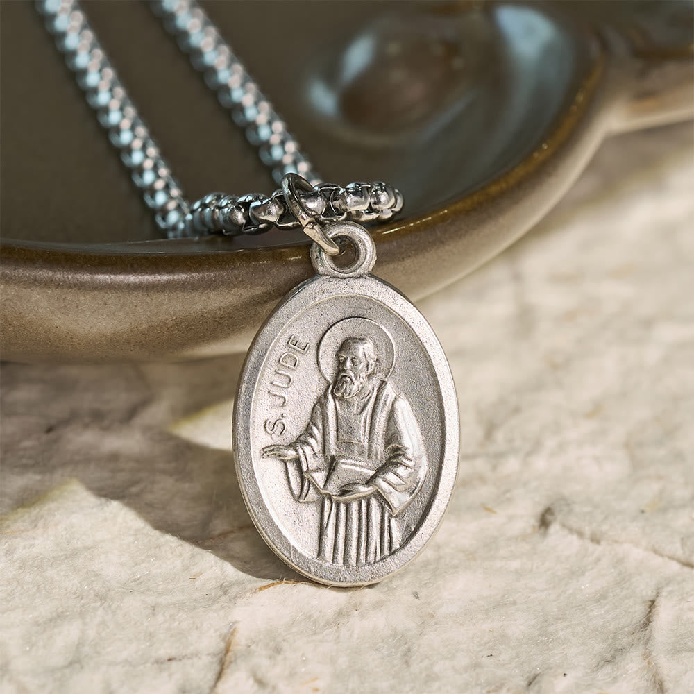 Christianartworkshop Collana con medaglia ovale a doppia faccia con immagine sacra: portatrice di dolce e sacra serenità - San Michele e San Giuda - image 2