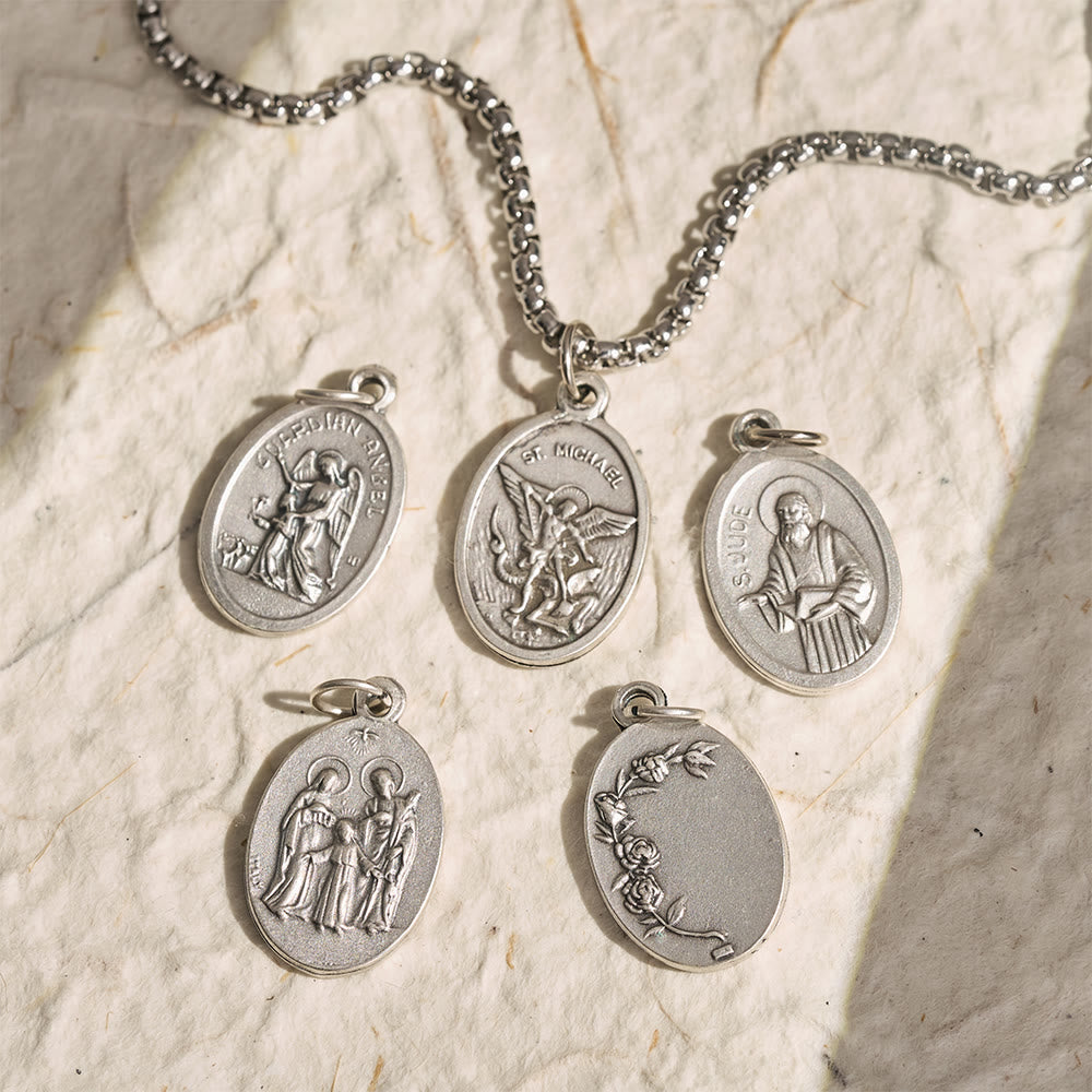 Christianartworkshop Collana con medaglia ovale a doppia faccia con immagine sacra: portatrice di dolce e sacra serenità - image 0