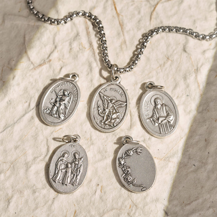 Christianartworkshop Collana con medaglia ovale a doppia faccia con immagine sacra: portatrice di dolce e sacra serenità - image 0