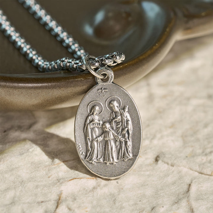 Christianartworkshop Collana con medaglia ovale a doppia faccia con immagine sacra: portatrice di dolce e sacra serenità - Sacra Famiglia di San Michele - image 5