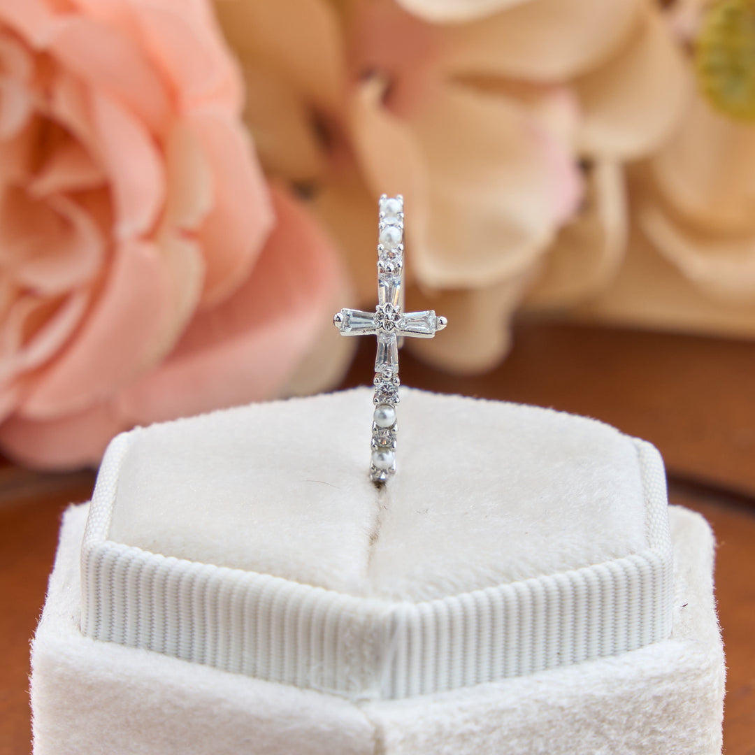 Christianartworkshop Anello regolabile con croce a perla incastonata e delicata: segno di soave conforto celeste. - image 2