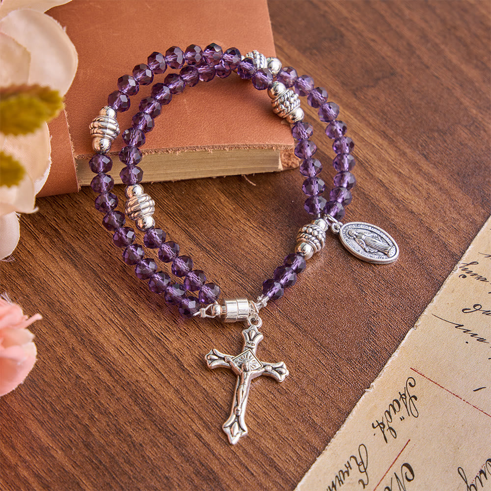Christianartworkshop Braccialetto con delicato crocifisso di Guadalupe e perline di cristallo lucidate: portatore di una grazia sacra e duratura. - image 1