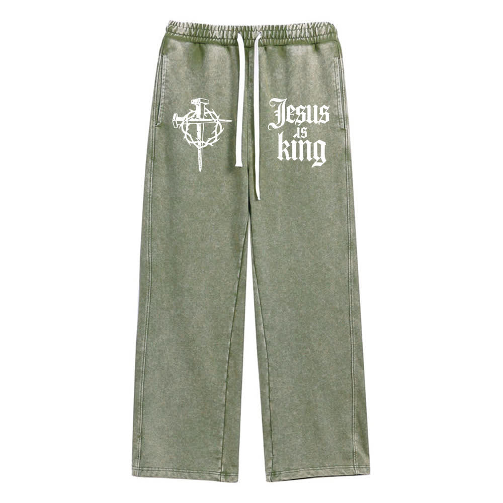 Christianartworkshop Pantaloni della tuta lavati con croce gotica a chiodi e scritta "Gesù è re" - Verde militare - XL - image 6