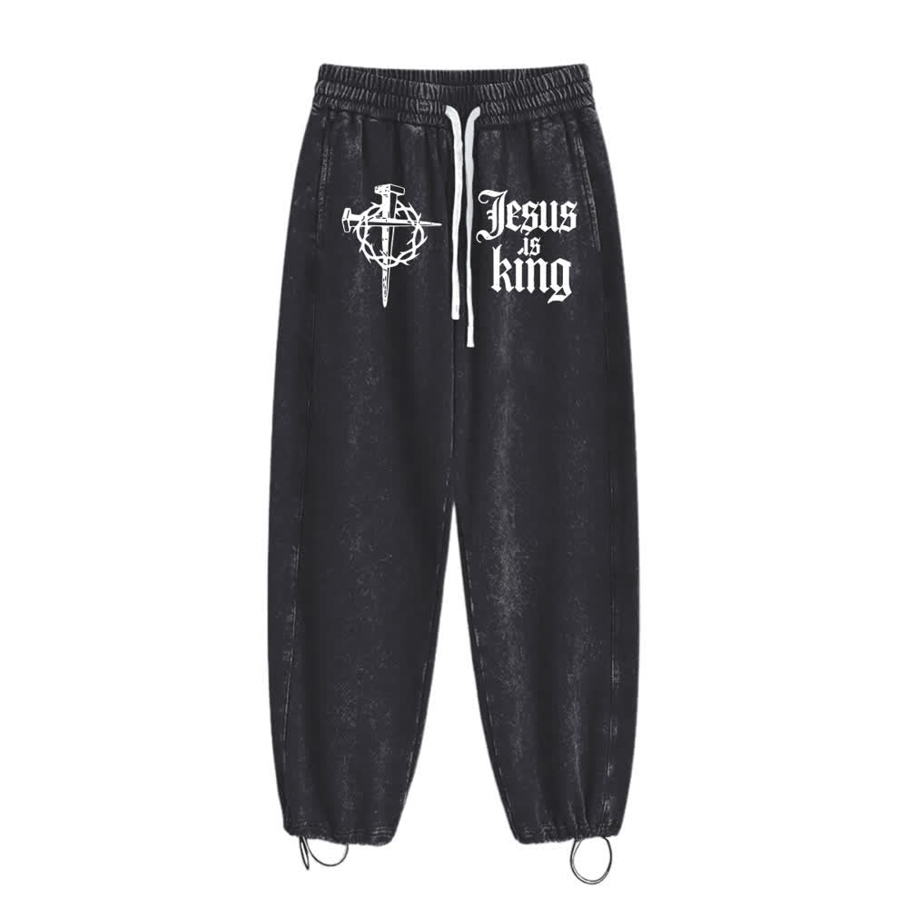 Christianartworkshop Pantaloni della tuta lavati con croce gotica a chiodi e scritta "Gesù è re" - image 1