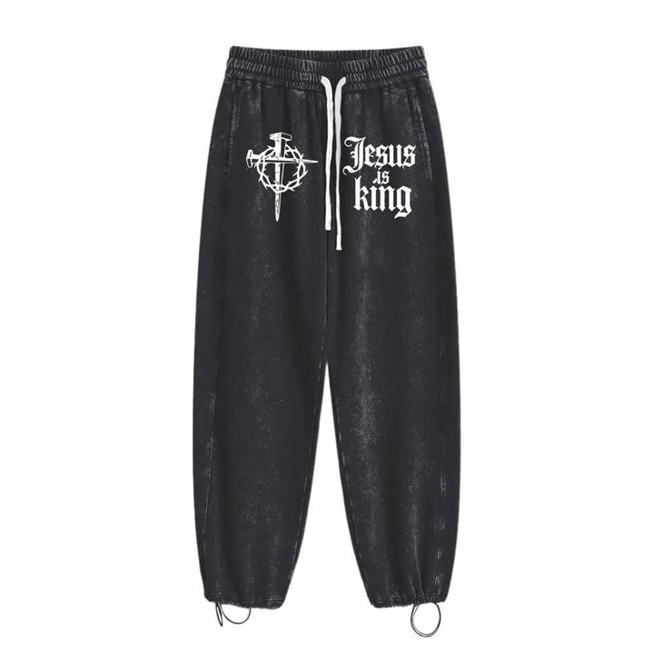 Christianartworkshop Pantaloni della tuta lavati con croce gotica a chiodi e scritta "Gesù è re" - image 1