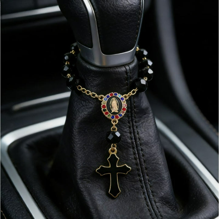 Christianartworkshop Elegante medaglione smaltato con crocifisso e rosario per auto: emblema di pace e sacro conforto - image 2