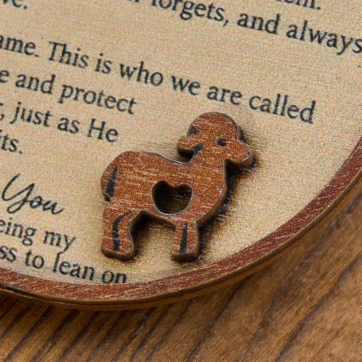 Christianartworkshop Ornamento rotondo in legno stratificato "A Shepherd Story": emblema di tenera e amorevole guida. - image 4