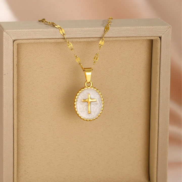 Christianartworkshop Collana ovale con croce in smalto e castone testurizzato: simbolo di calma e serenità celeste. - image 4