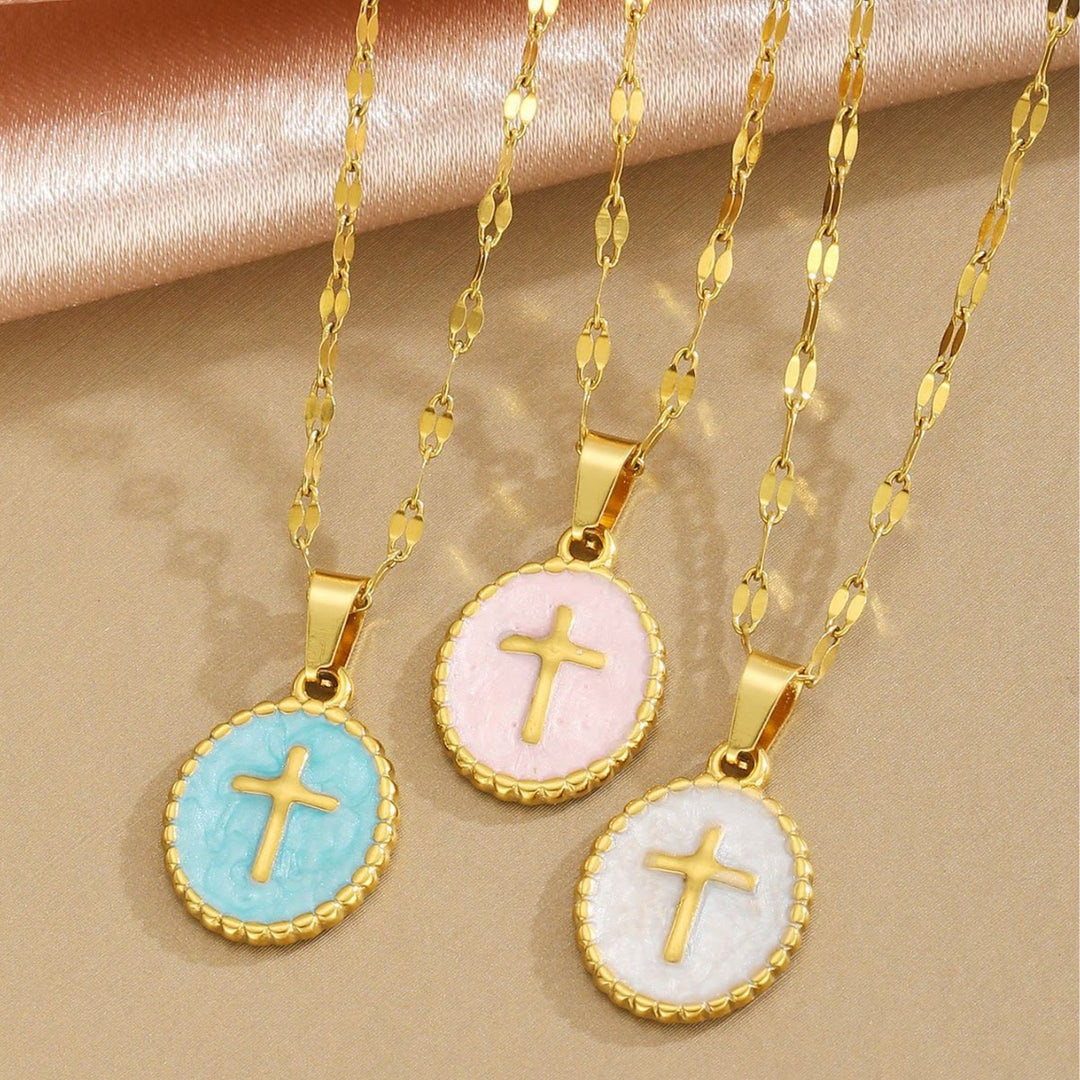 Christianartworkshop Collana ovale con croce in smalto e castone testurizzato: simbolo di calma e serenità celeste. - image 0