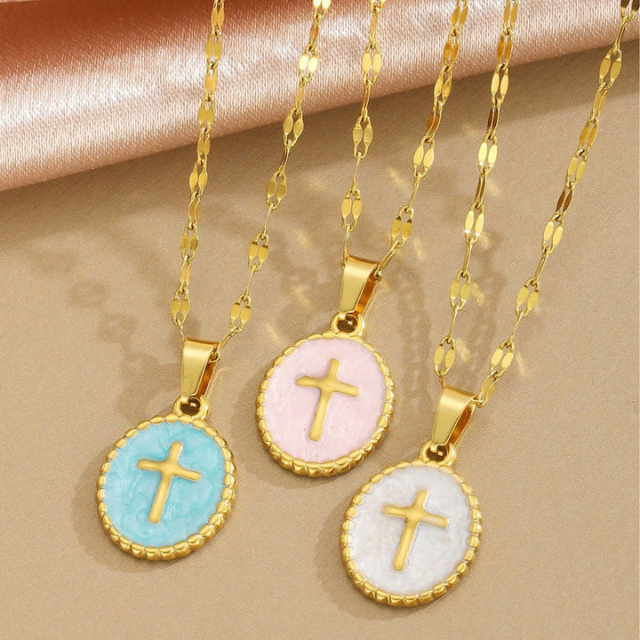 Christianartworkshop Collana ovale con croce in smalto e castone testurizzato: simbolo di calma e serenità celeste. - image 0