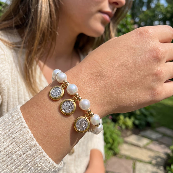 Christianartworkshop Bracciale con cordino annodato e perle, con ciondoli di San Benedetto: simbolo di benedizione celeste. - image 2