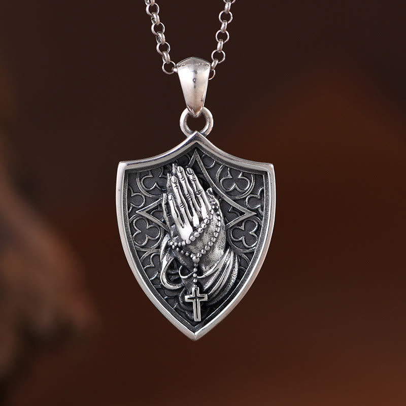 Christianartworkshop Collana con scudo e mani in preghiera in rilievo anticato: simbolo di sincera devozione - mani in preghiera - image 0