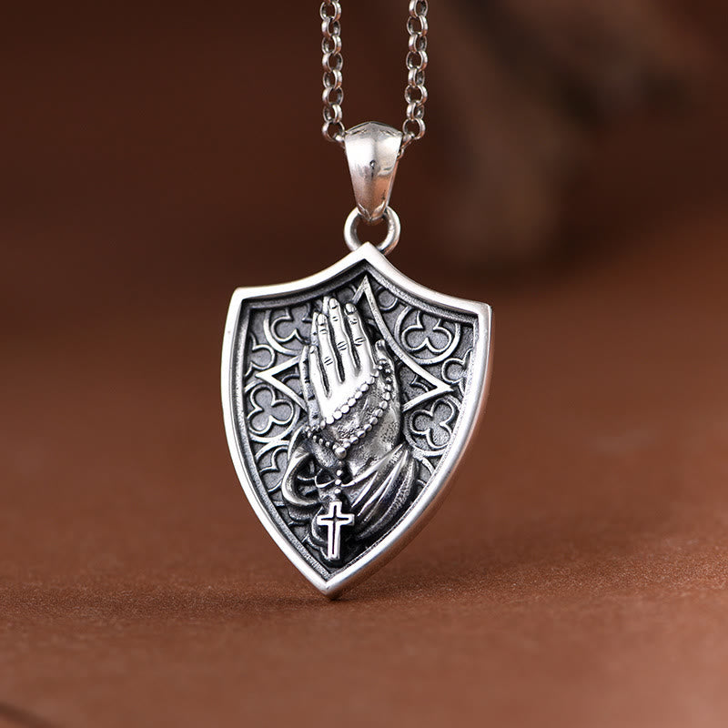 Christianartworkshop Collana con scudo e mani in preghiera in rilievo anticato: simbolo di sincera devozione - image 3