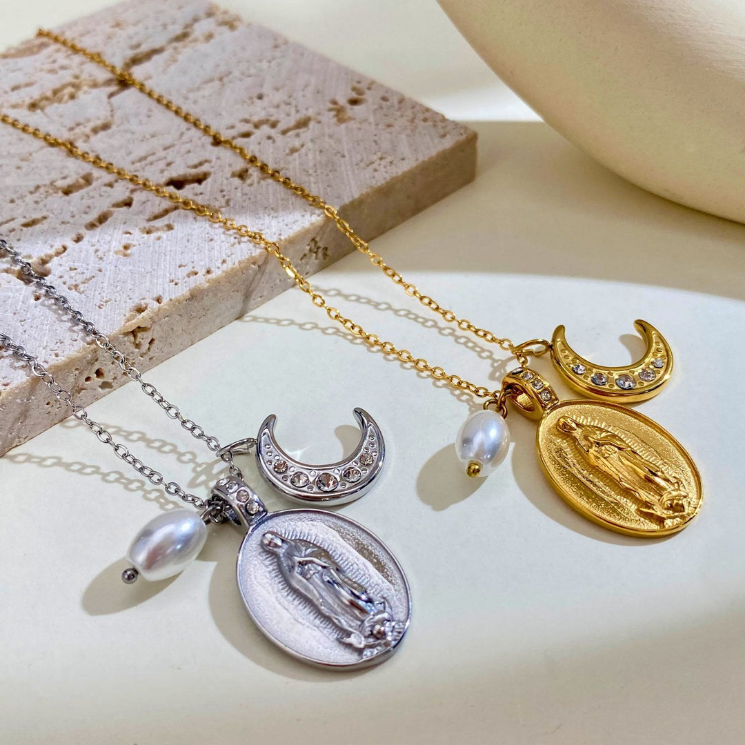 Christianartworkshop Collana con medaglia della Madonna, mezzaluna e perle da indossare tutti i giorni: segno di protezione celeste - image 1