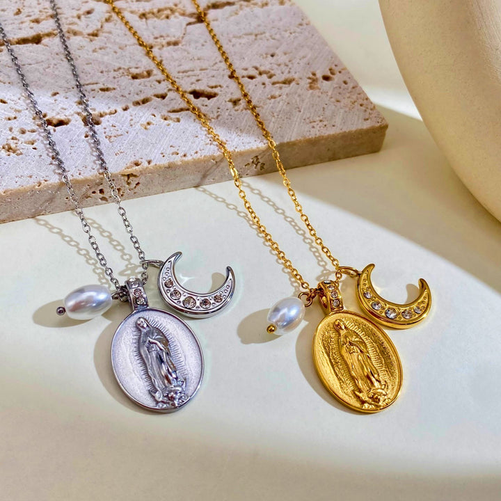 Christianartworkshop Collana con medaglia della Madonna, mezzaluna e perle da indossare tutti i giorni: segno di protezione celeste - image 0
