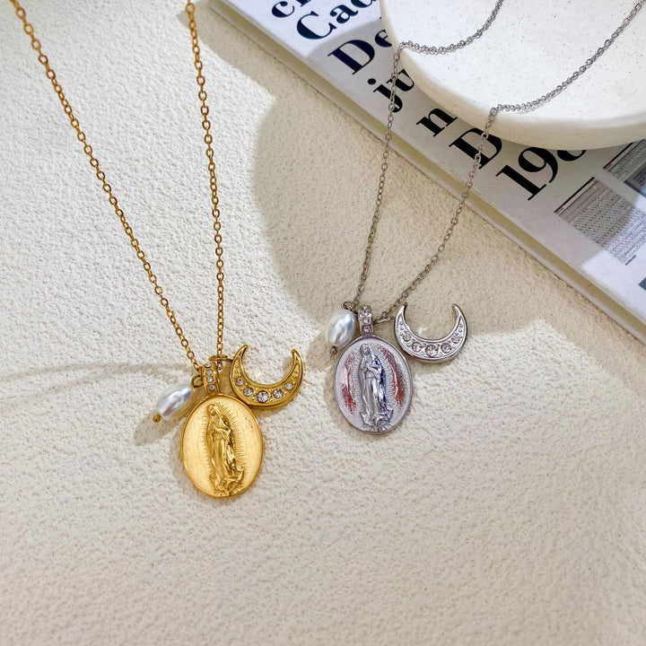 Christianartworkshop Collana con medaglia della Madonna, mezzaluna e perle da indossare tutti i giorni: segno di protezione celeste - image 2