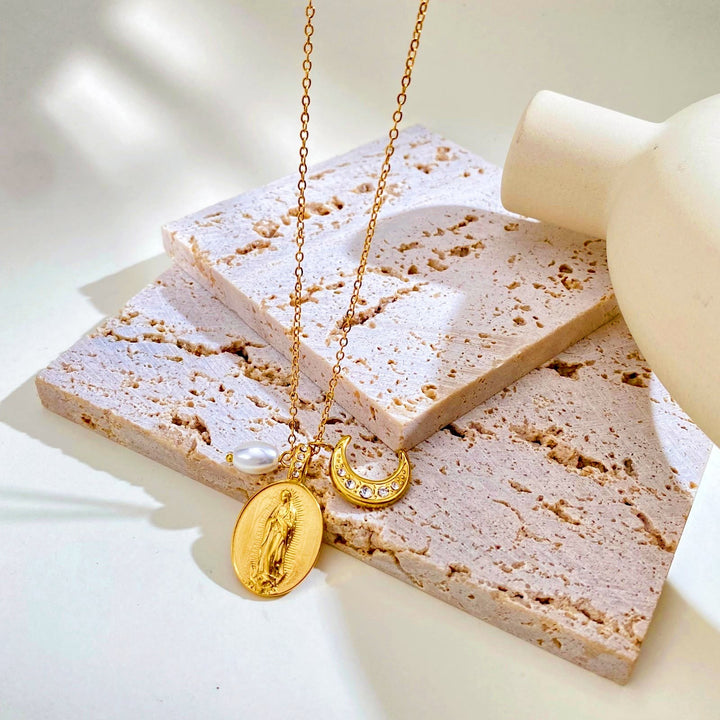 Christianartworkshop Collana con medaglia della Madonna, mezzaluna e perle da indossare tutti i giorni: segno di protezione celeste - D'oro - image 5