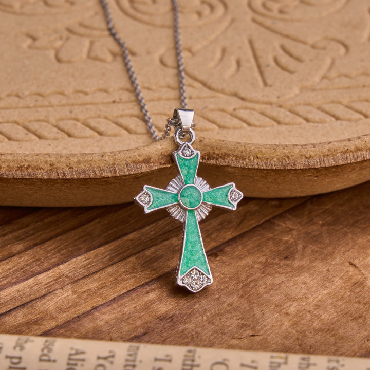Christianartworkshop Collana con ciondolo a croce in smalto dai colori vivaci: simbolo di devota grazia celeste. - Verde - image 1