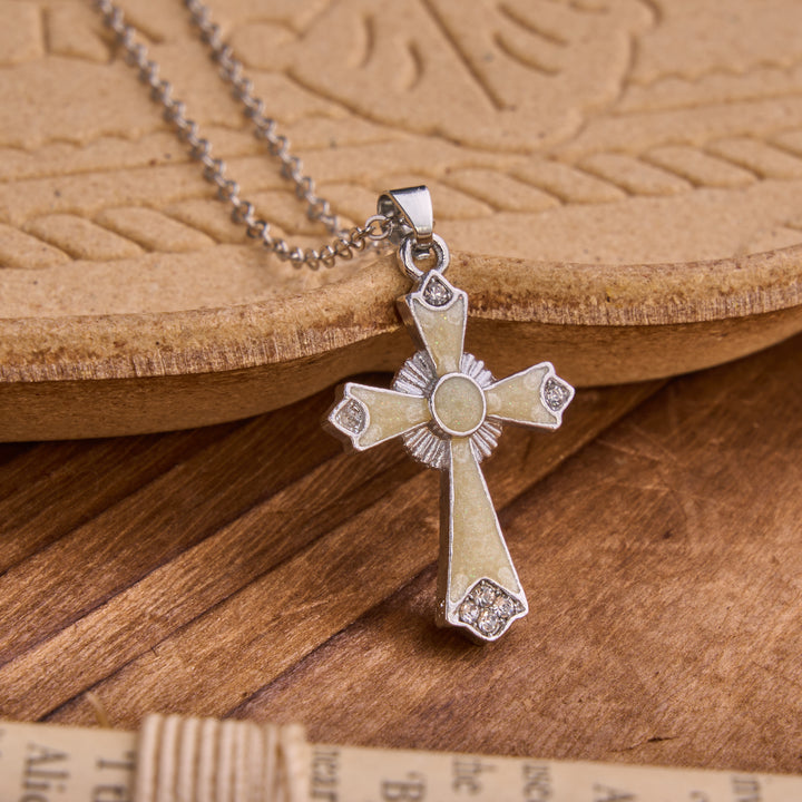 Christianartworkshop Collana con ciondolo a croce in smalto dai colori vivaci: simbolo di devota grazia celeste. - Bianco - image 4