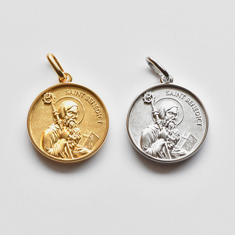 Christianartworkshop Collana con medaglia raffigurante il ritratto di San Benedetto in altorilievo: segno di divina fortificazione. - image 2