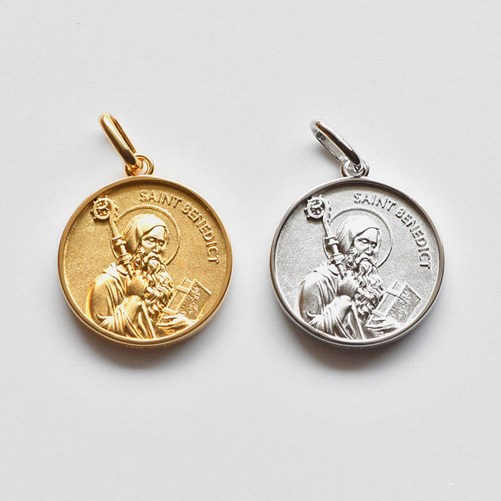 Christianartworkshop Collana con medaglia raffigurante il ritratto di San Benedetto in altorilievo: segno di divina fortificazione. - image 2